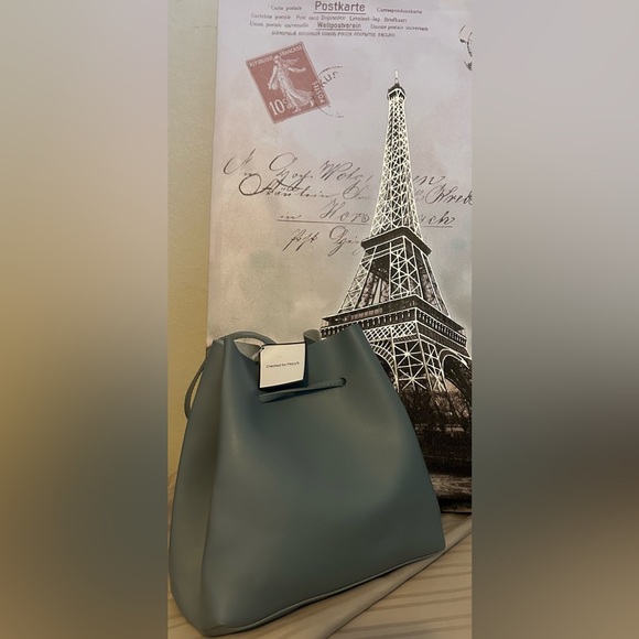 NWT Macy bucket bag grey colour. Very nice and easy to wipe clean. - Picture 3 of 3